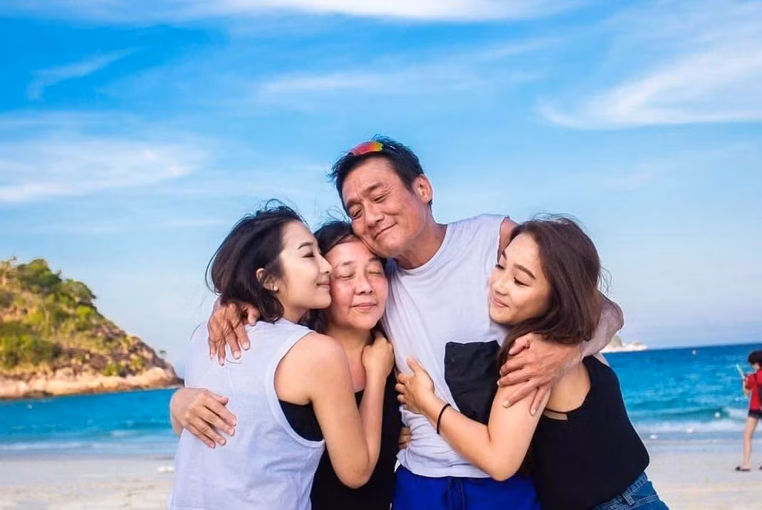 Mối tình sắt son giữa Lương Gia Huy và bà xã Giang Gia Niên là minh chứng cho tình yêu vượt lên trên mọi định kiến về ngoại hình.