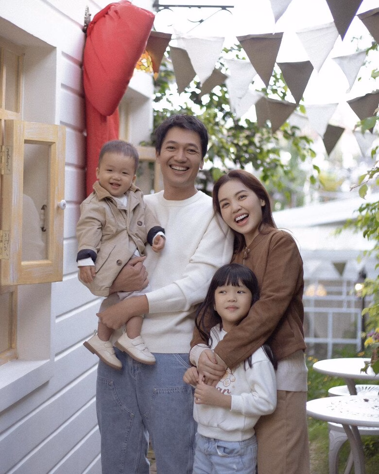 Hạnh phúc giản đơn nhưng bền vững là điều mà nhiều cặp đôi trong showbiz hằng ao ước.