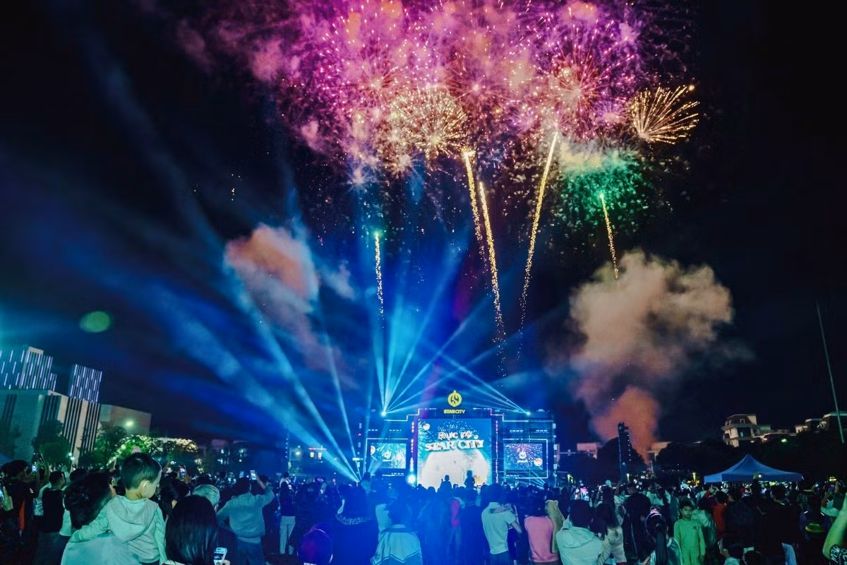Các sự kiện quy mô lớn như Star City Fest liên tục thu hút hàng ngàn người, tạo ra những đợt cao điểm tiêu dùng mạnh mẽ.