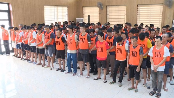 Các đối tượng và tang vật bị bắt giữ trong chiến dịch triệt phá trường gà quốc tế Viêng Xay. Ảnh: Bộ Công an.