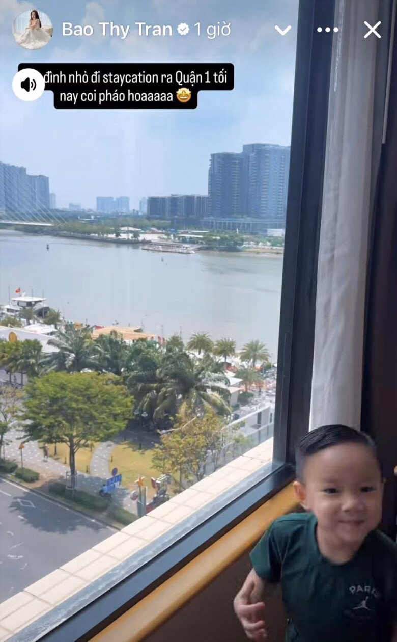 Lựa chọn không gian riêng tư giúp bé Victor tận hưởng lễ hội một cách an toàn và thoải mái nhất.