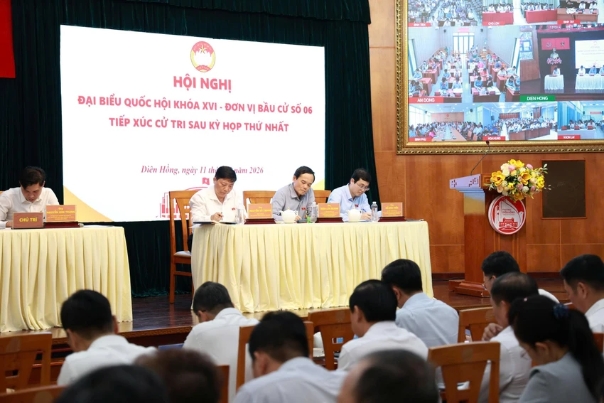 Tổ đại biểu Quốc hội đơn vị số 6 cùng Bí thư Thành ủy TP.HCM Trần Lưu Quang lắng nghe ý kiến cử tri.
