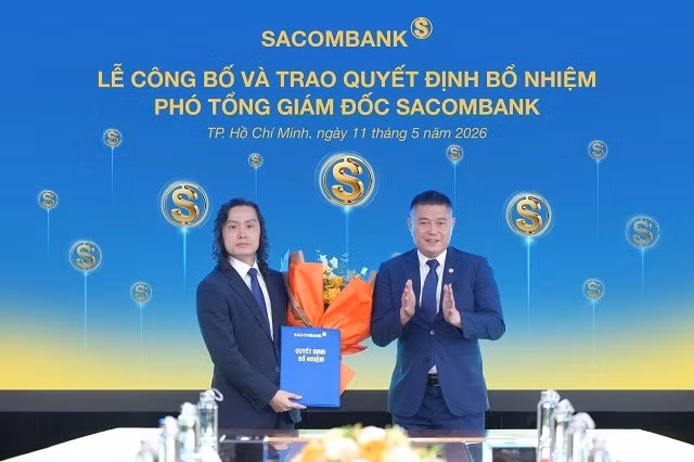 Ông Nguyễn Đức Thụy - Phó Chủ tịch thường trực HĐQT Sacombank trao quyết định bổ nhiệm cho ông Lưu Danh Đức. Ảnh: STB.