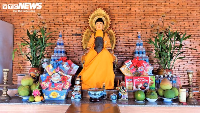 Tượng được tạc từ đá sa thạch, thể hiện sự tinh xảo trong nghệ thuật điêu khắc Chăm-pa thế kỷ 15.