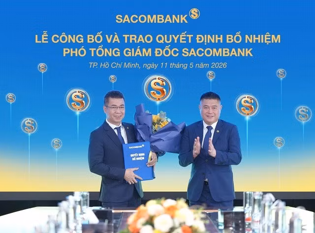 Ông Nguyễn Đức Thụy trao quyết định bổ nhiệm cho ông Nguyễn Hoàng Hải. Ảnh: STB.