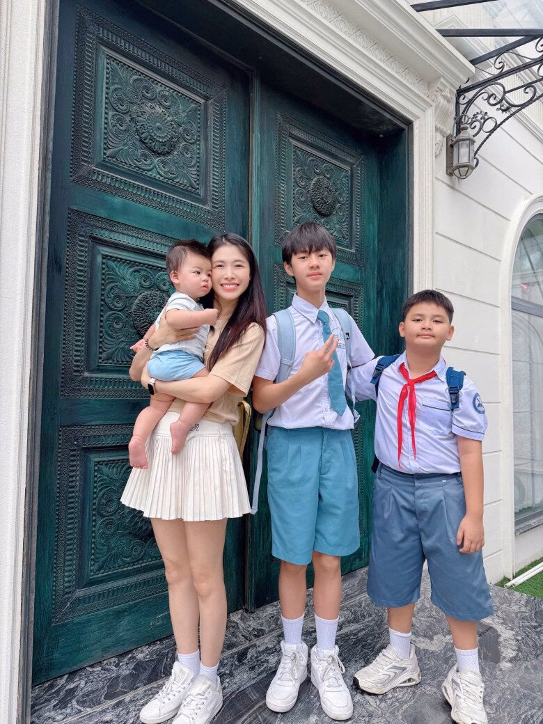 Con trai Đăng Khôi và Thủy Anh học trường công, được bố mẹ dạy dỗ khéo léo.