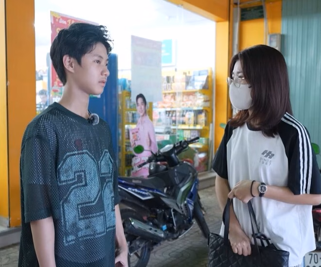 Con trai Đăng Khôi và Thủy Anh ga lăng giúp đỡ người phụ nữ lạ khi được nhờ mua băng vệ sinh.