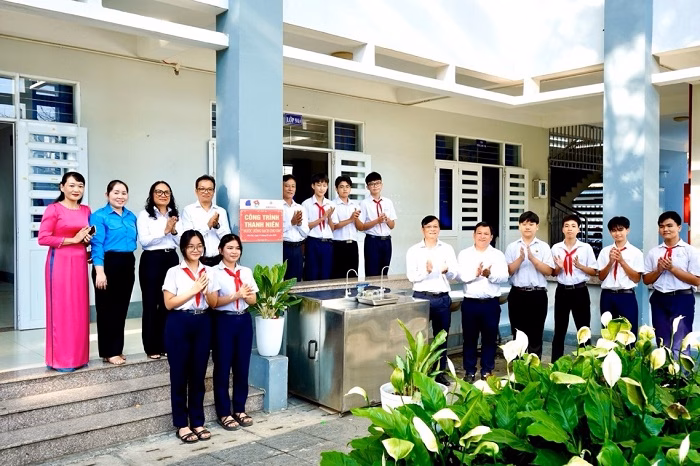 Đại diện EPS, Đoàn Phường Phú Mỹ và nhà trường thực hiện bàn giao công trình thanh niên “Nước sạch cho em”