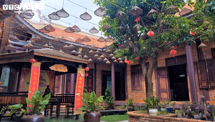 Những bức tường gạch hoài cổ và cây xanh bao quanh mang lại cảm giác thư thái.