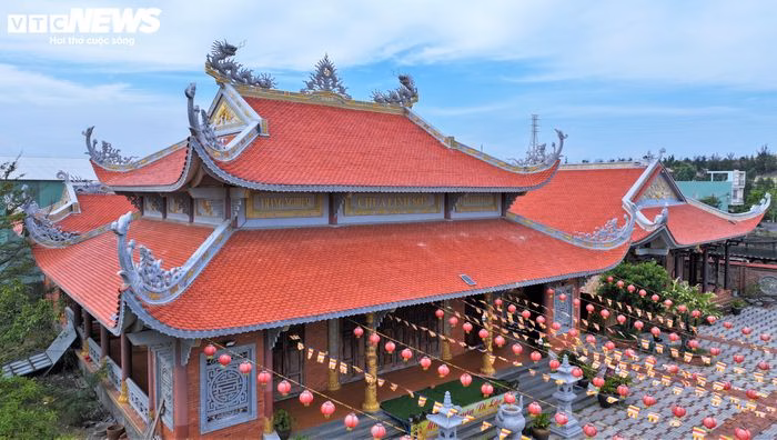 Hệ thống mái ngói và cột trụ mang đậm dấu ấn kiến trúc Phật giáo truyền thống.