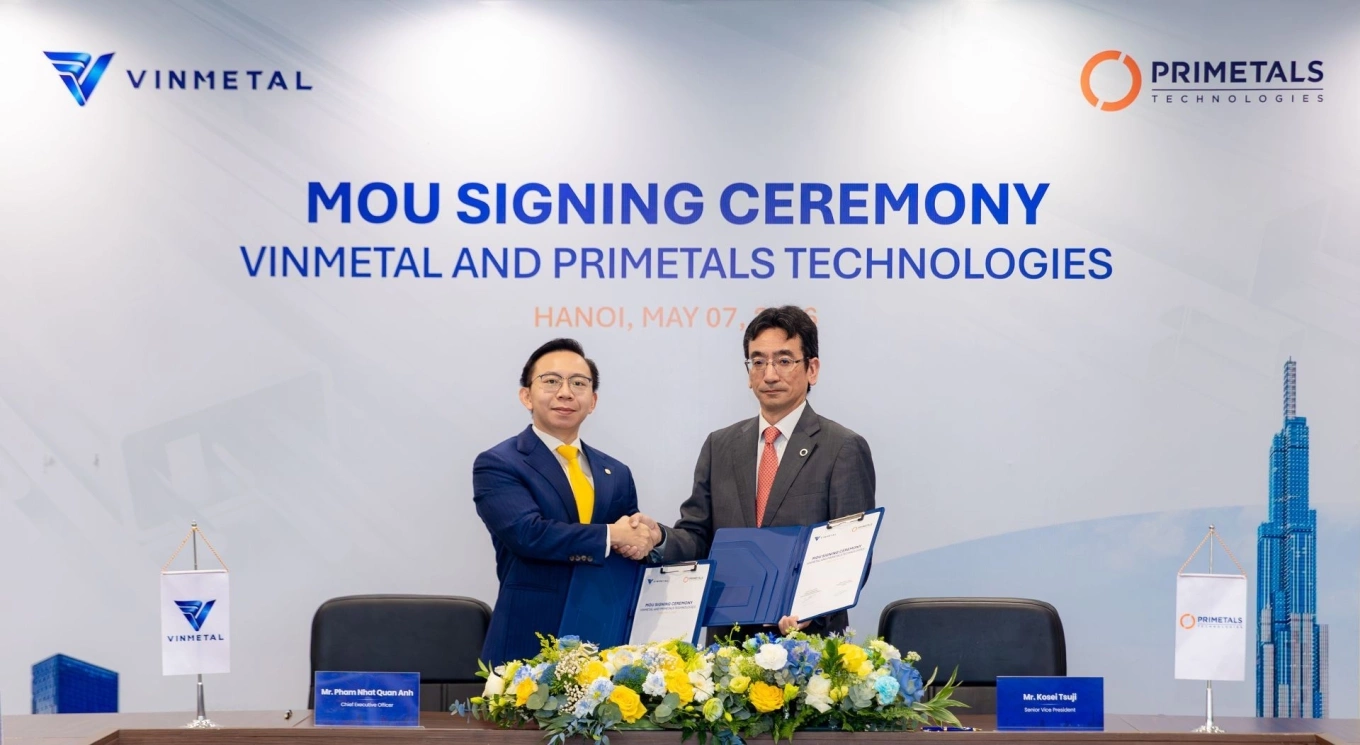 Ông Phạm Nhật Quân Anh - Tổng giám đốc Công ty VinMetal và ông Kosei Tsuji - Phó chủ tịch điều hành Primetals Technologies ký kết thỏa thuận hợp tác. Ảnh: VinMetal