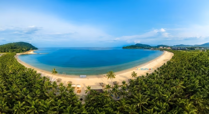 Selavia sở hữu lợi thế độc bản khi ôm trọn vẻ đẹp tự nhiên của Vịnh Đầm, tạo tiền đề cho các hoạt động du lịch bền vững.