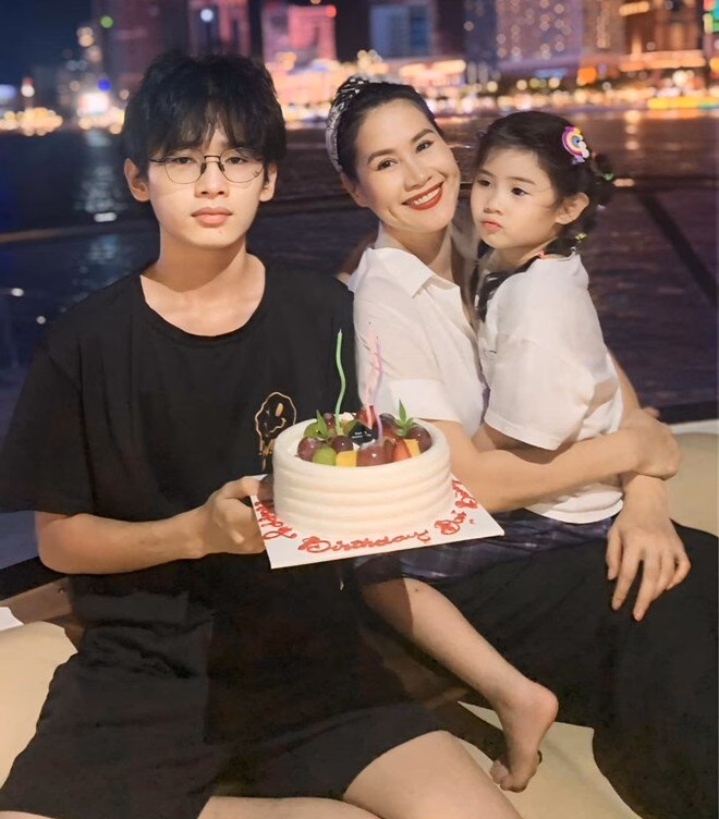 Cuộc sống bình yên bên hai con là tài sản quý giá nhất của Thân Thúy Hà.