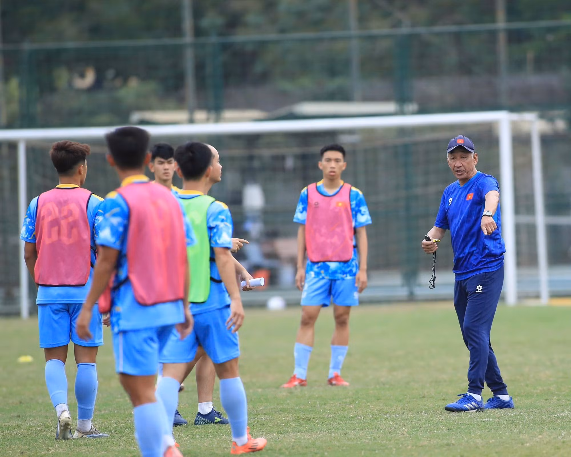 Các cầu thủ U19 Việt Nam đang nỗ lực tập luyện dưới sự dẫn dắt của HLV Yutaka Ikeuchi