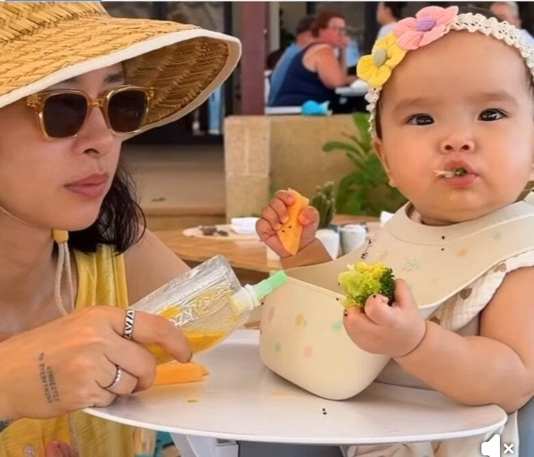 Bé Gạo gây sốt với đôi má bánh bao và làn da trắng hồng rạng rỡ.