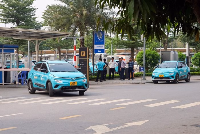 Xe điện đang dần trở thành phương tiện đi lại dịch vụ được ưa thích của người dân Việt Nam. Ảnh: Hoàng Linh